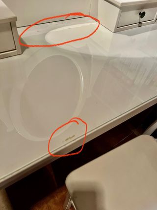 Tocador blanco con espejo y taburete.