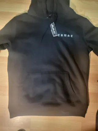 Sudadera Snipes Negra con etiqueta