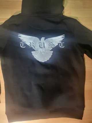 Sudadera Snipes Negra con etiqueta