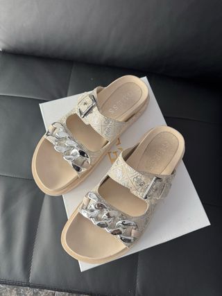 Sandalias Guess Beige y Plata