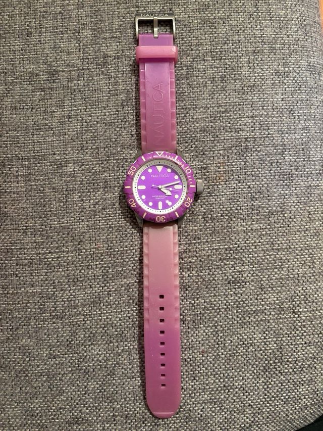 Reloj Nautica morado original – resistente al agua