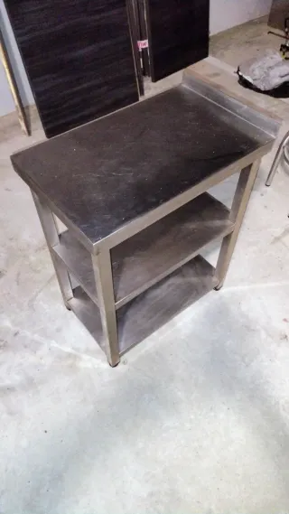 Mesa de acero inoxidable con 3 estantes