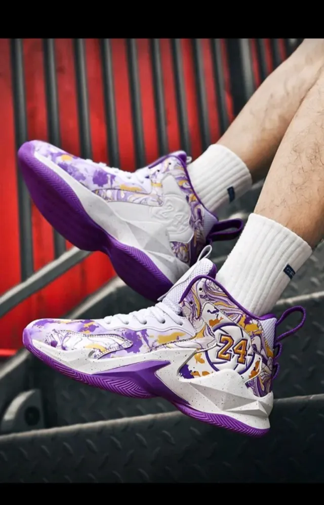 Zapatillas deportivas moradas y blancas