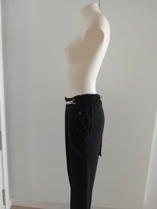 Pantalón elástico con cinturón
