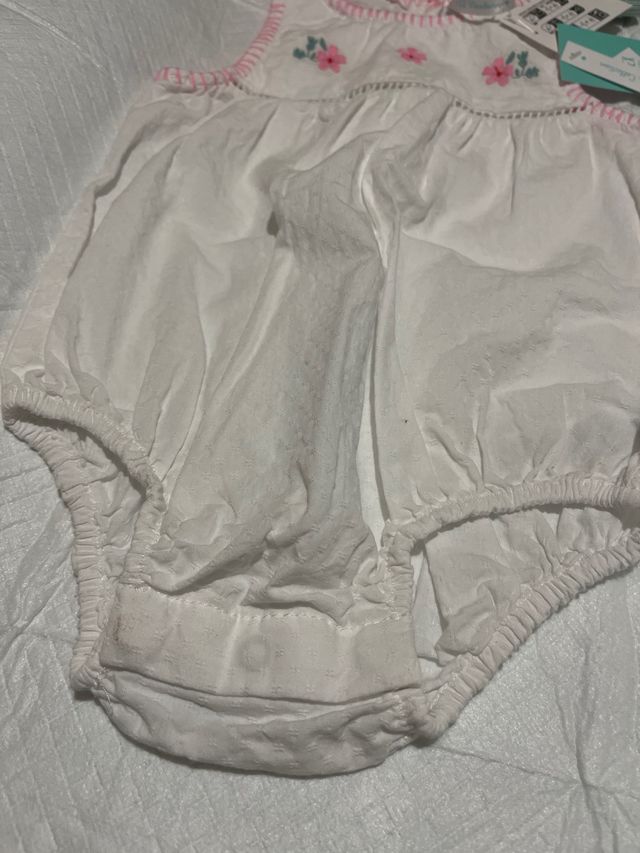 Body bebé blanco flores 6-9 meses