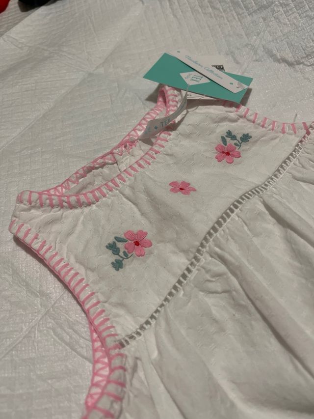 Body bebé blanco flores 6-9 meses