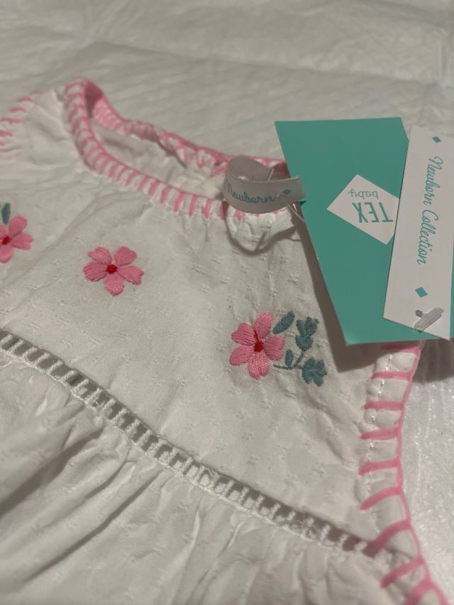Body bebé blanco flores 6-9 meses