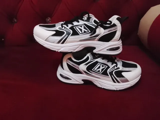 Zapatillas deportivas negras y blancas