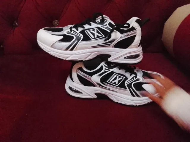 Zapatillas deportivas negras y blancas