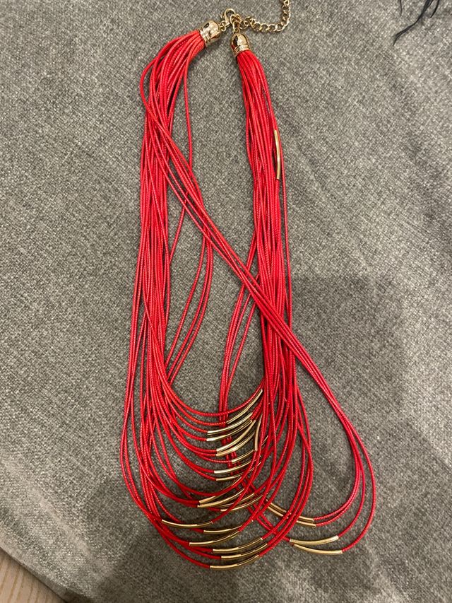 Collar rojo con detalles dorados