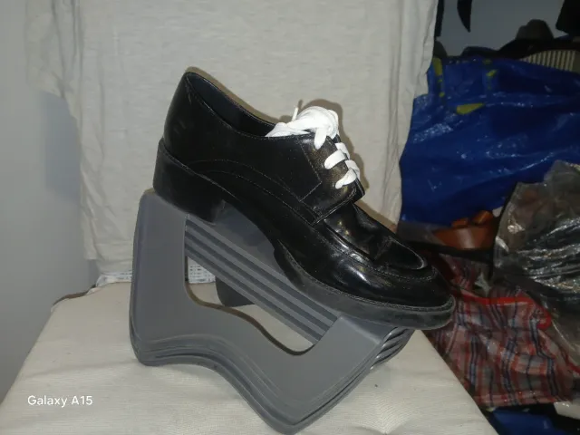 Zapatos de cordones negros. No los uso.