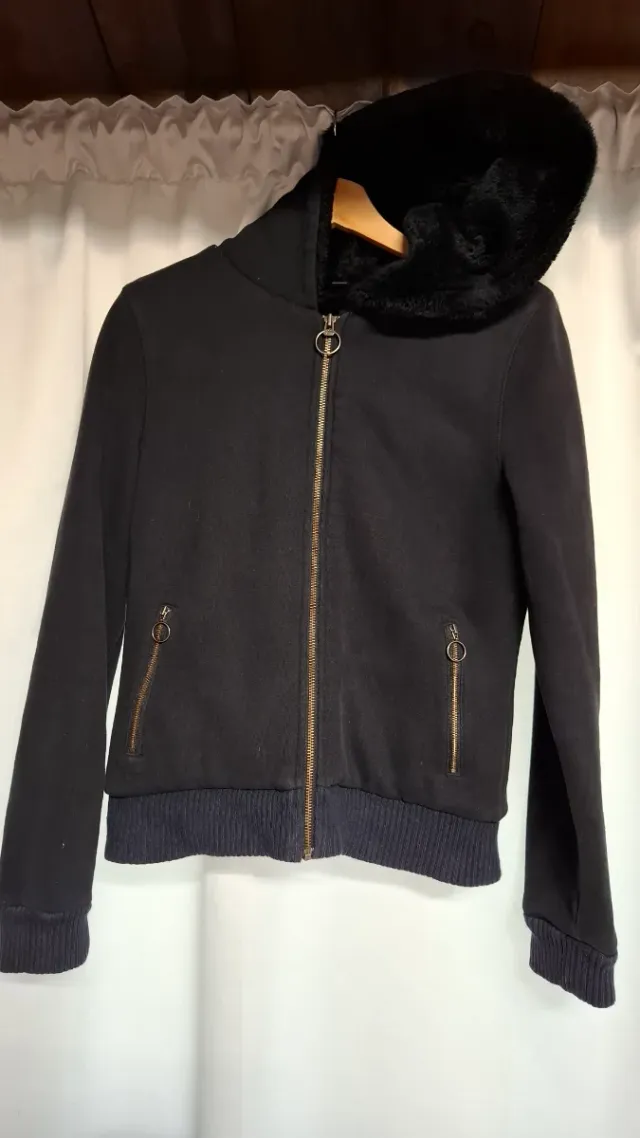 Chaqueta negra con capucha y pelo
