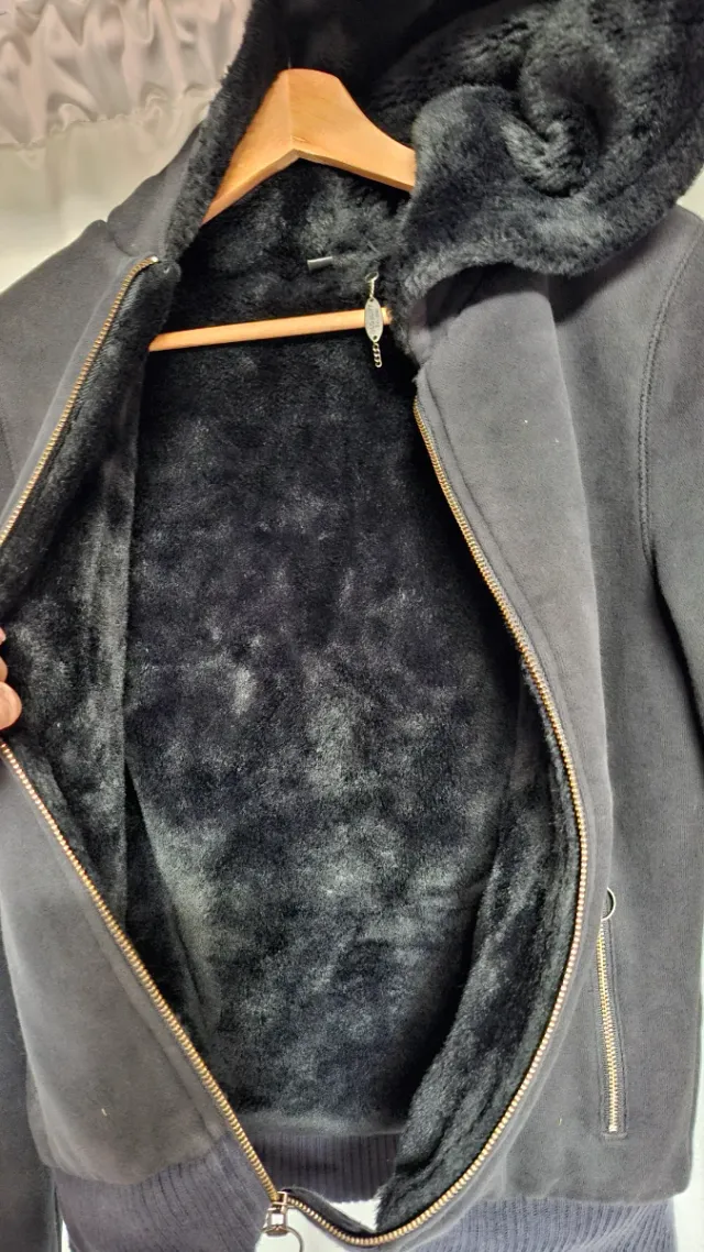 Chaqueta negra con capucha y pelo