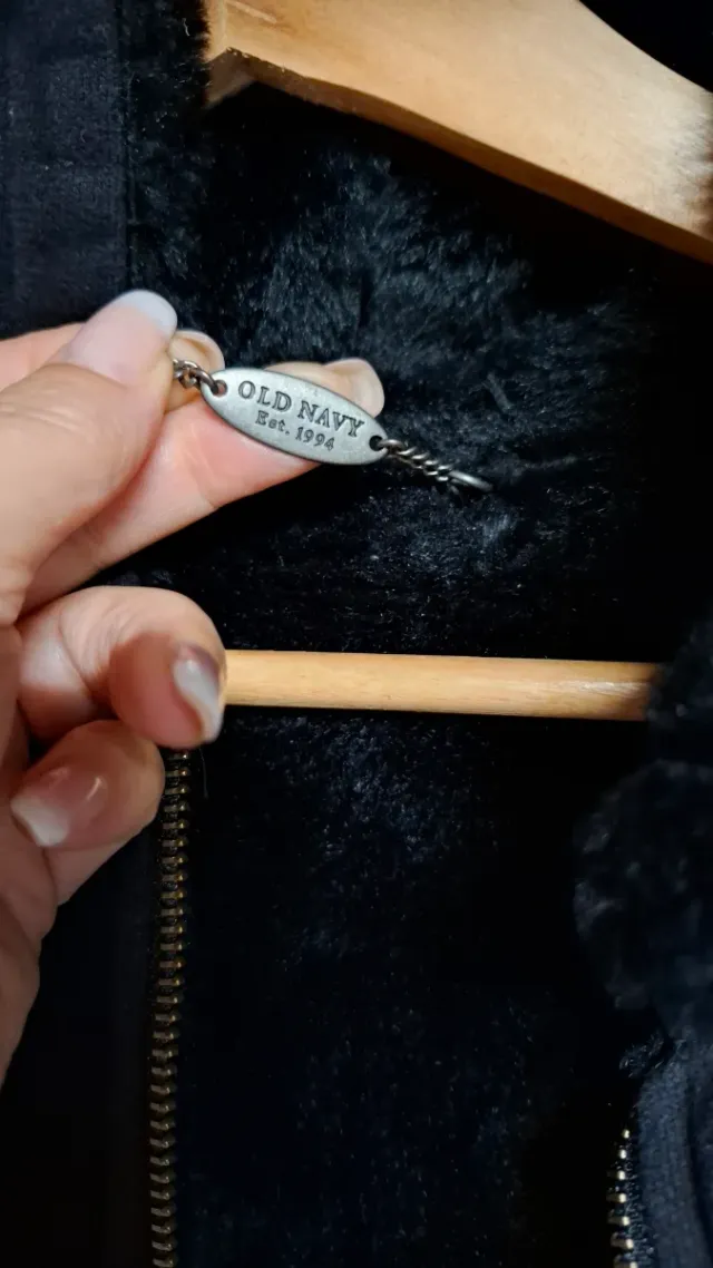 Chaqueta negra con capucha y pelo