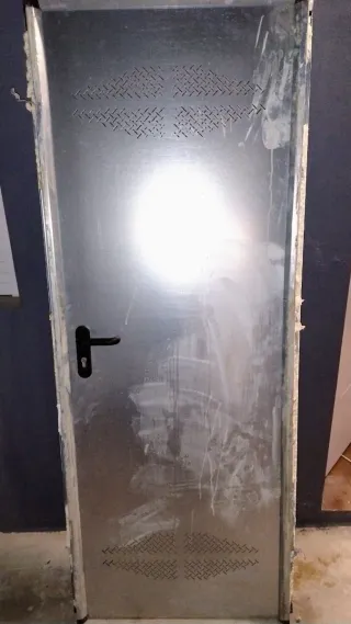 Puerta de aluminio con rejillas