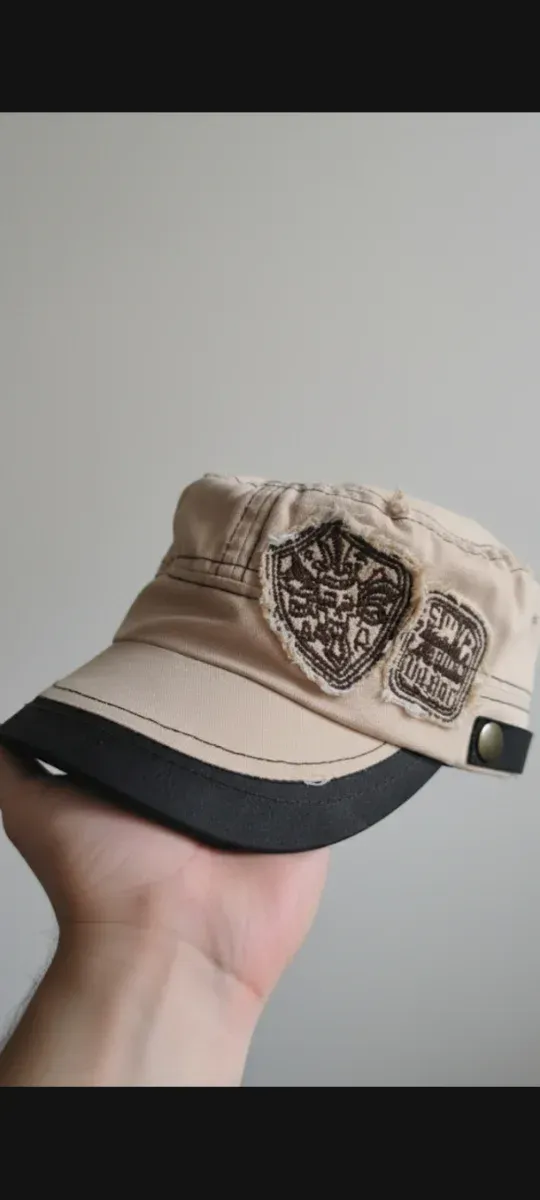 Gorra beige y negra con parches