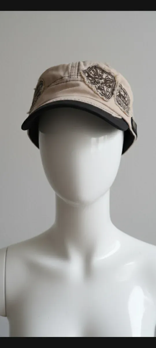 Gorra beige y negra con parches