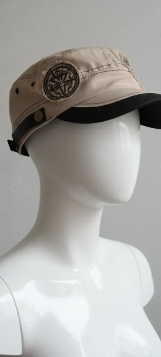 Gorra beige y negra con parches