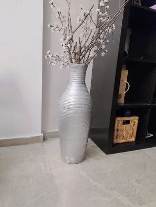 Dos Jarrones Negro y plata con flores