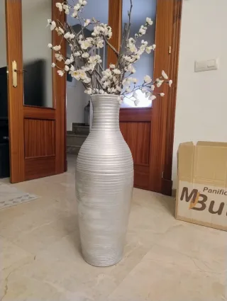 Dos Jarrones Negro y plata con flores