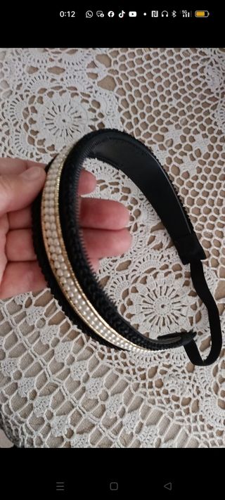 Diadema negra con detalles dorados y perlas