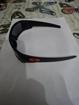 Gafas de sol negras y grisesGafas de sol Oakley .