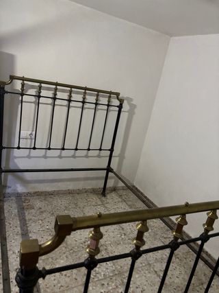 Cama antigua forja detalles dorados