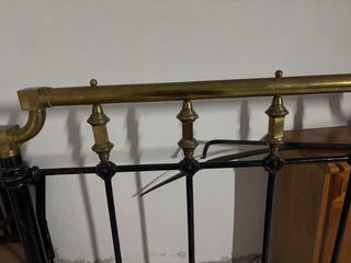 Cama antigua forja detalles dorados