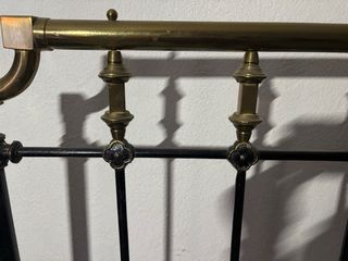 Cama antigua forja detalles dorados