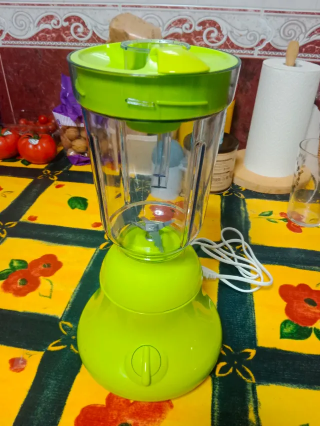 Batidora eléctrica verde,en su caja original