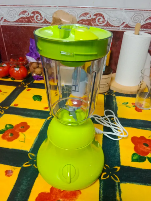Batidora eléctrica verde,en su caja original