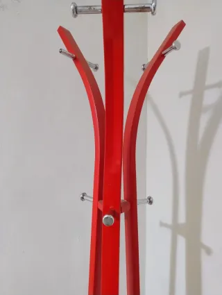 Perchero de pie rojo moderno