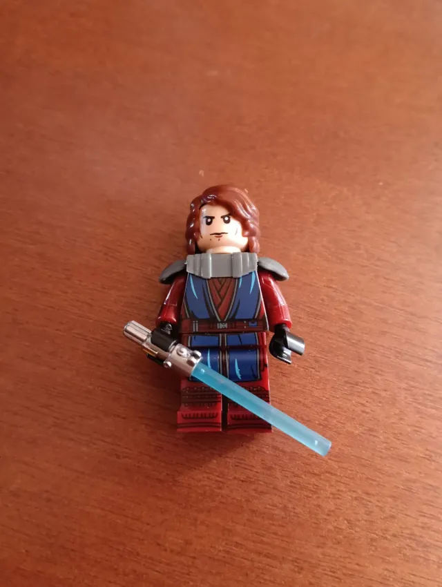 Minifigura Anakin Star Wars con sable de luz