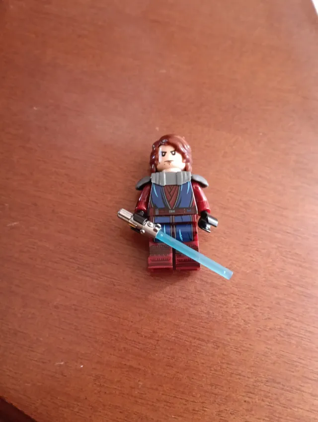 Minifigura Anakin Star Wars con sable de luz