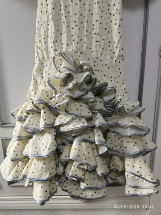 Vestido de flamenca blanco con lunares dorados