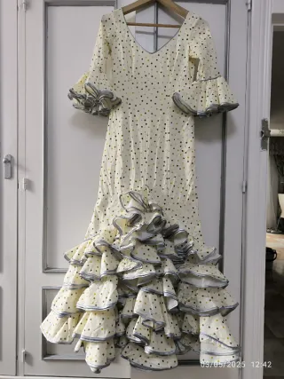 Vestido de flamenca blanco con lunares dorados