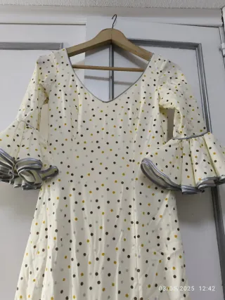 Vestido de flamenca blanco con lunares dorados