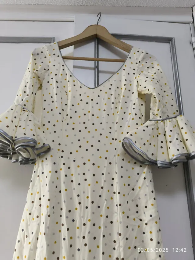 Vestido de flamenca blanco con lunares dorados