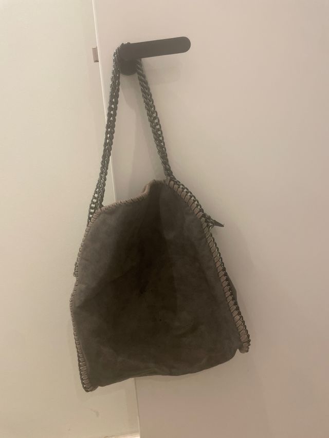 Bolso gris con cadenas