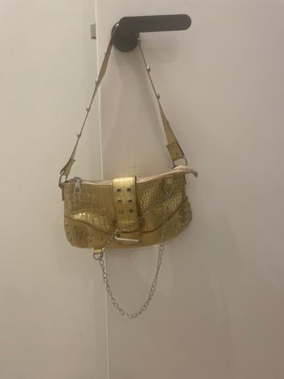 Bolso dorado Shein con tachuelas y cadena