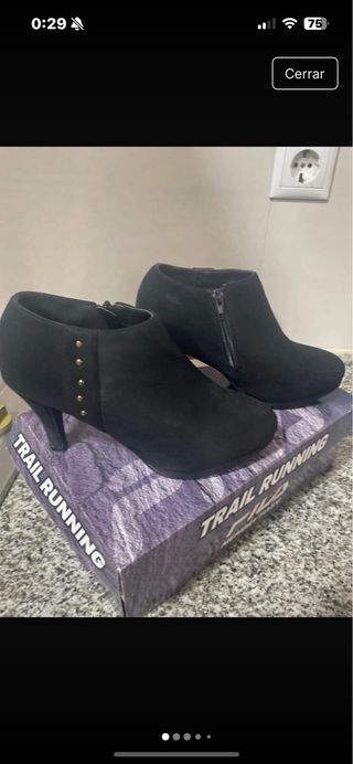 Botín tacón negro con tachuelas