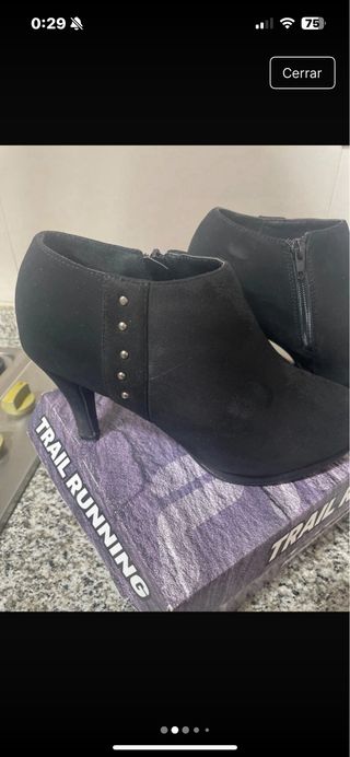 Botín tacón negro con tachuelas