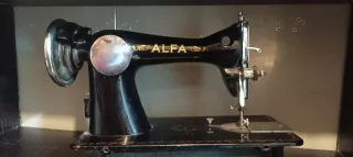 Máquina de coser antigua Alfa