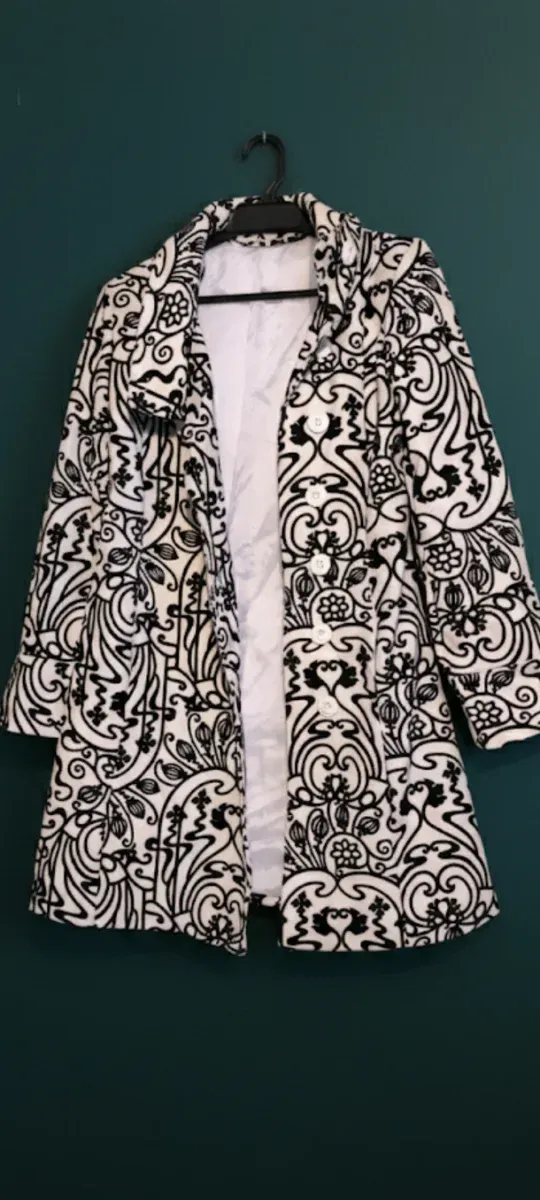 Abrigo estampado blanco y negro