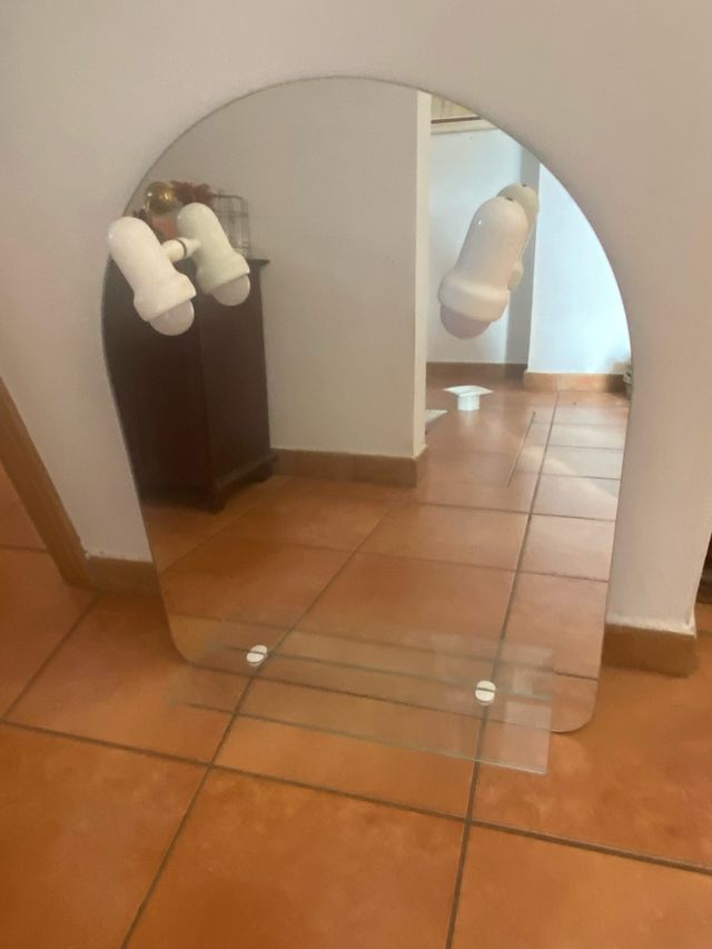 Espejo de baño curvo con estante y dos focos