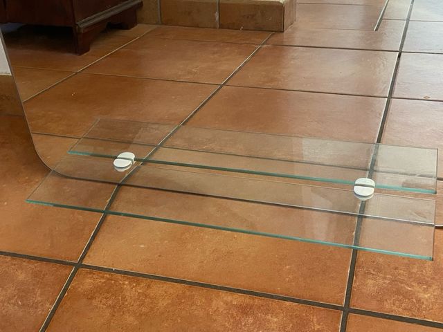 Espejo de baño curvo con estante y dos focos