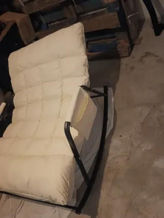 Sillón mecedora beige y negro