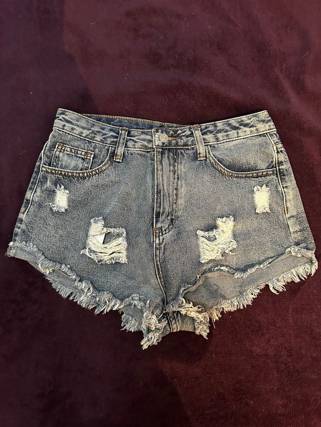 Pantalon vaquero corto cintura alta con rotos