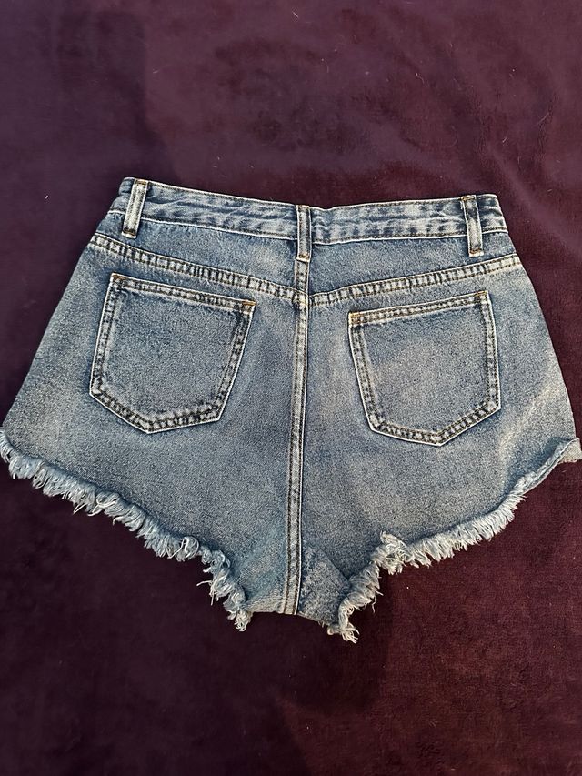 Pantalon vaquero corto cintura alta con rotos