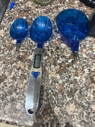 Báscula digital con cucharas medidoras